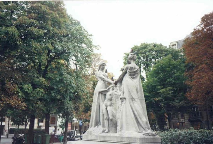 The Statue of Queen Astrid and Friend